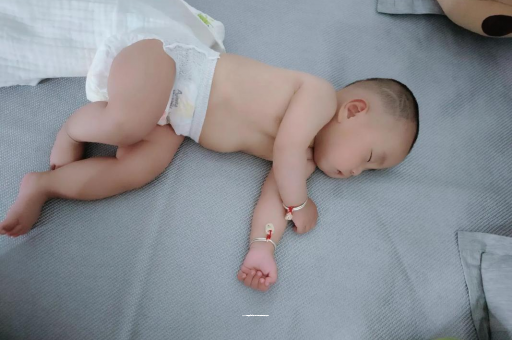 泰兴三个月宝宝抬头不稳 泰兴三个月宝宝抬头不稳